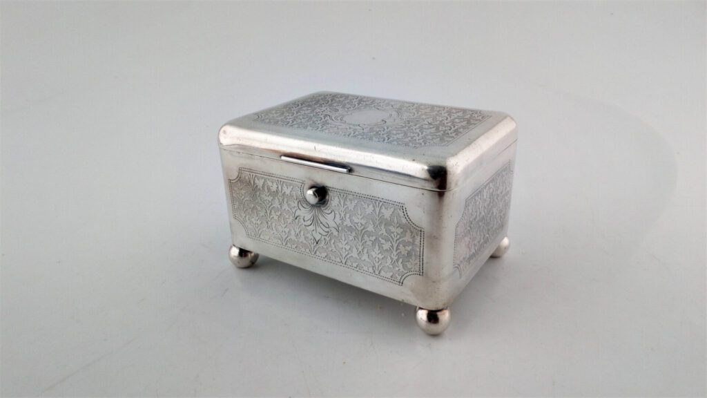 posrebrzana cukiernica skrzynkowa XIX/XXw