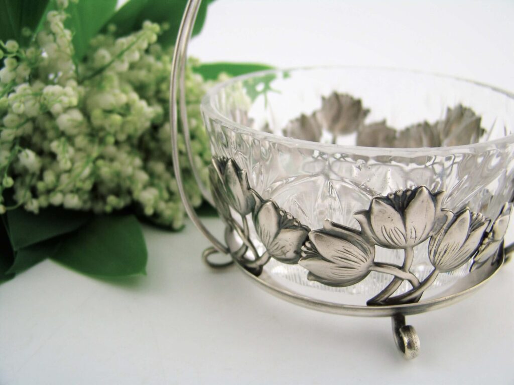 cukiernica posrebrzana z pałąkiem i szlifowanym szkłem