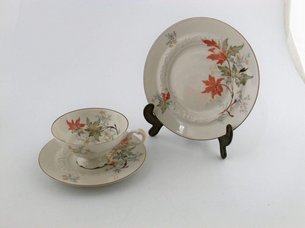 stara porcelanowa filiżanka z 2 talerzykami