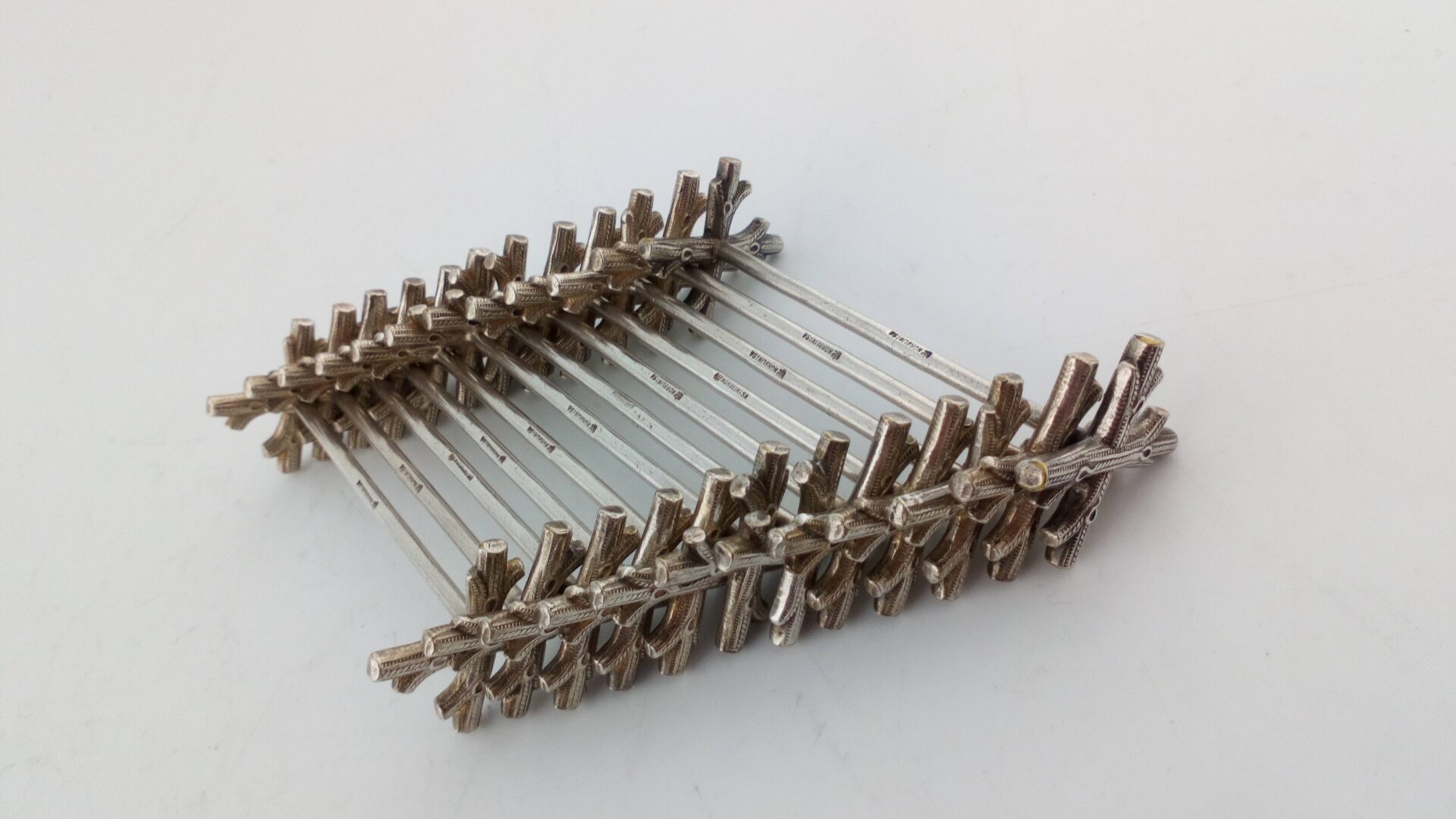 koziołki - posrebrzane stojaki pod sztućce (pod noże)