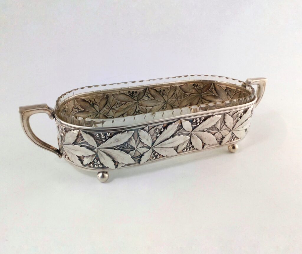 platery - posrebrzana patera żardiniera z szklanym wkładem z mortwem stylizowanych lisci