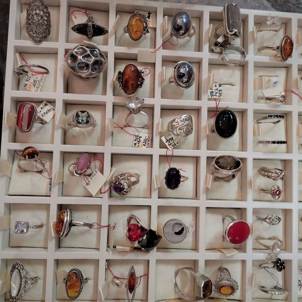 stara biżuteria - pierścionki wystawione do sprzedaży na palecie