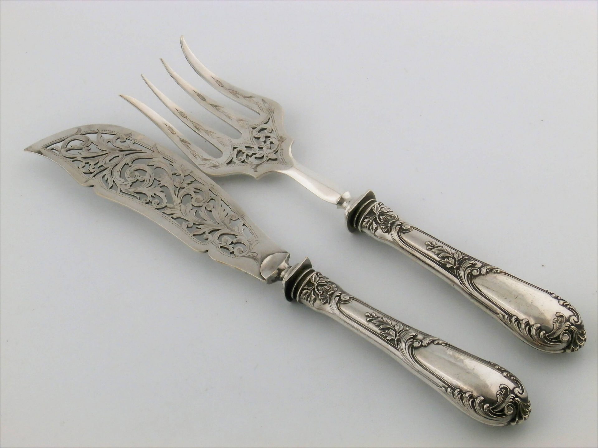 dwa fantazyjne srebrne sztućce do ryb