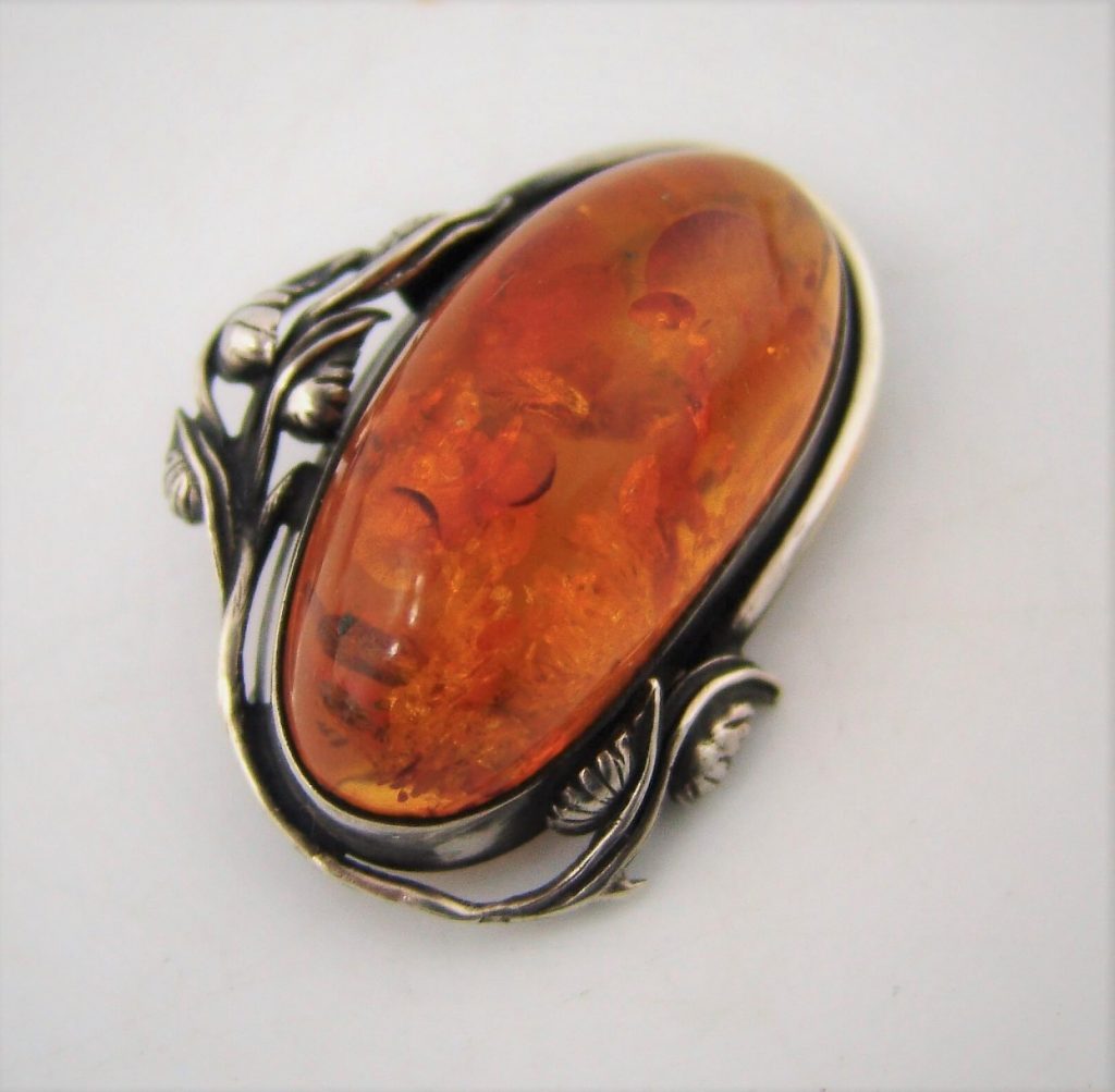 biżuteria retro - srebrna broszka z bursztynem