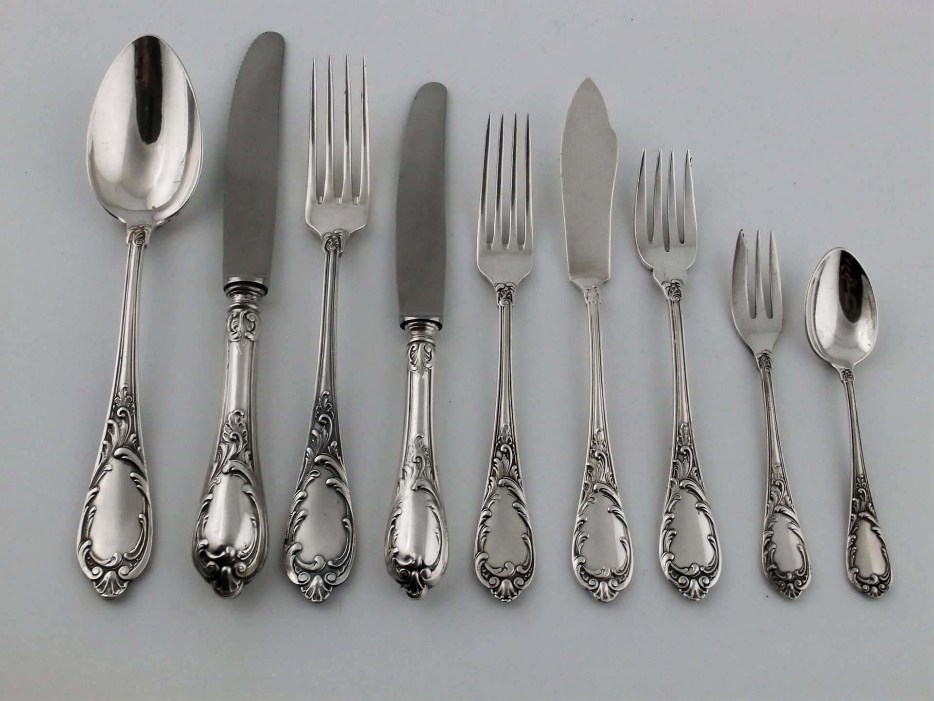 obiadowy zestaw sztućców posrebrzanych pokazany po 1 sztuce