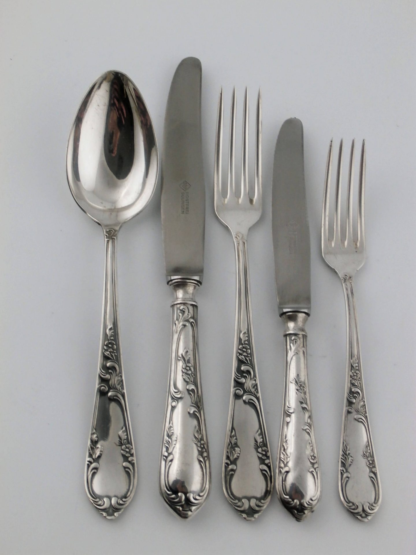 obiadowy zestaw sztućców posrebrzanych pokazany po 1 sztuce