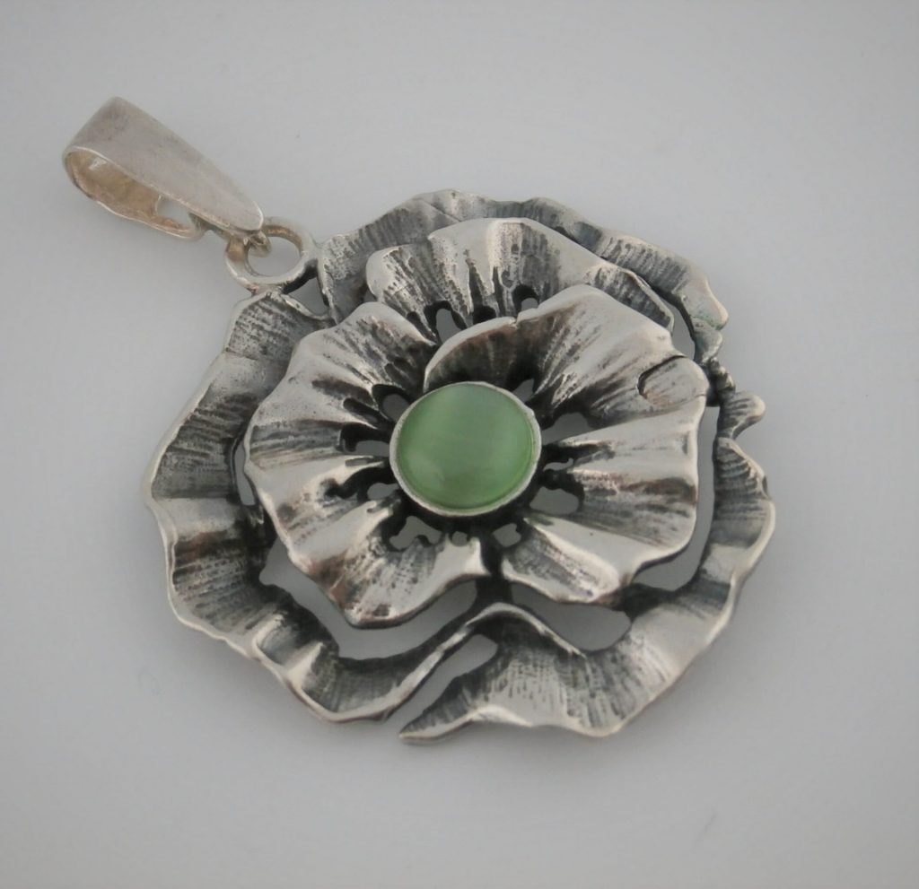 biżuteria rzemieślnicza - srebrna zawieszka z zielonym kamieniem