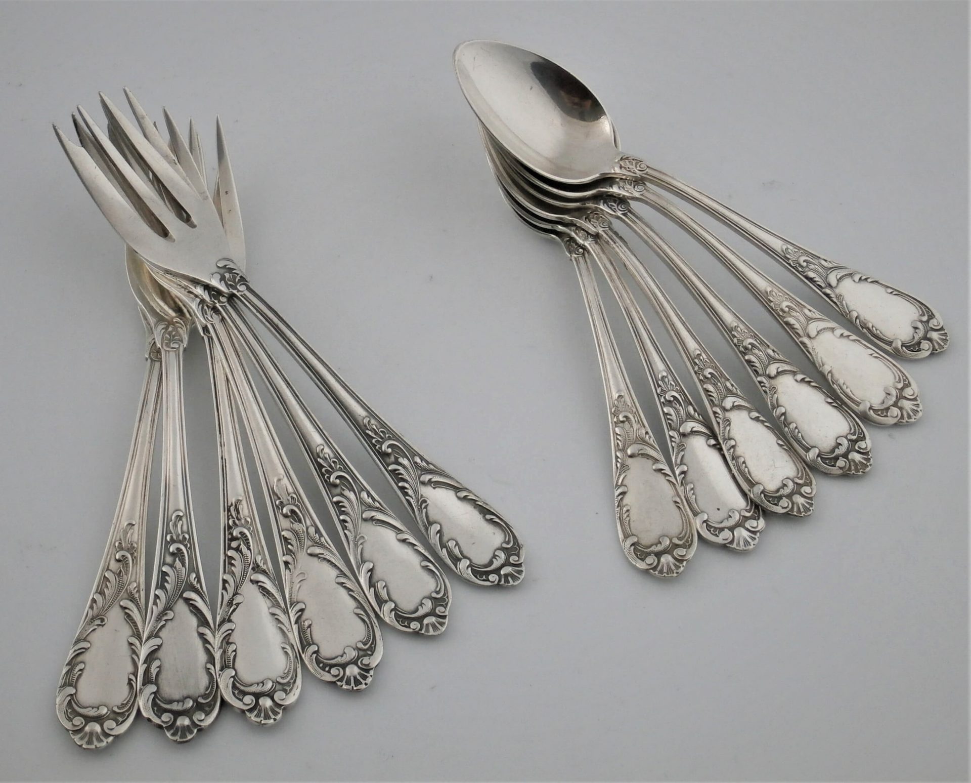 zestaw posrebrzanych sztućców deserowych wzór rokoko