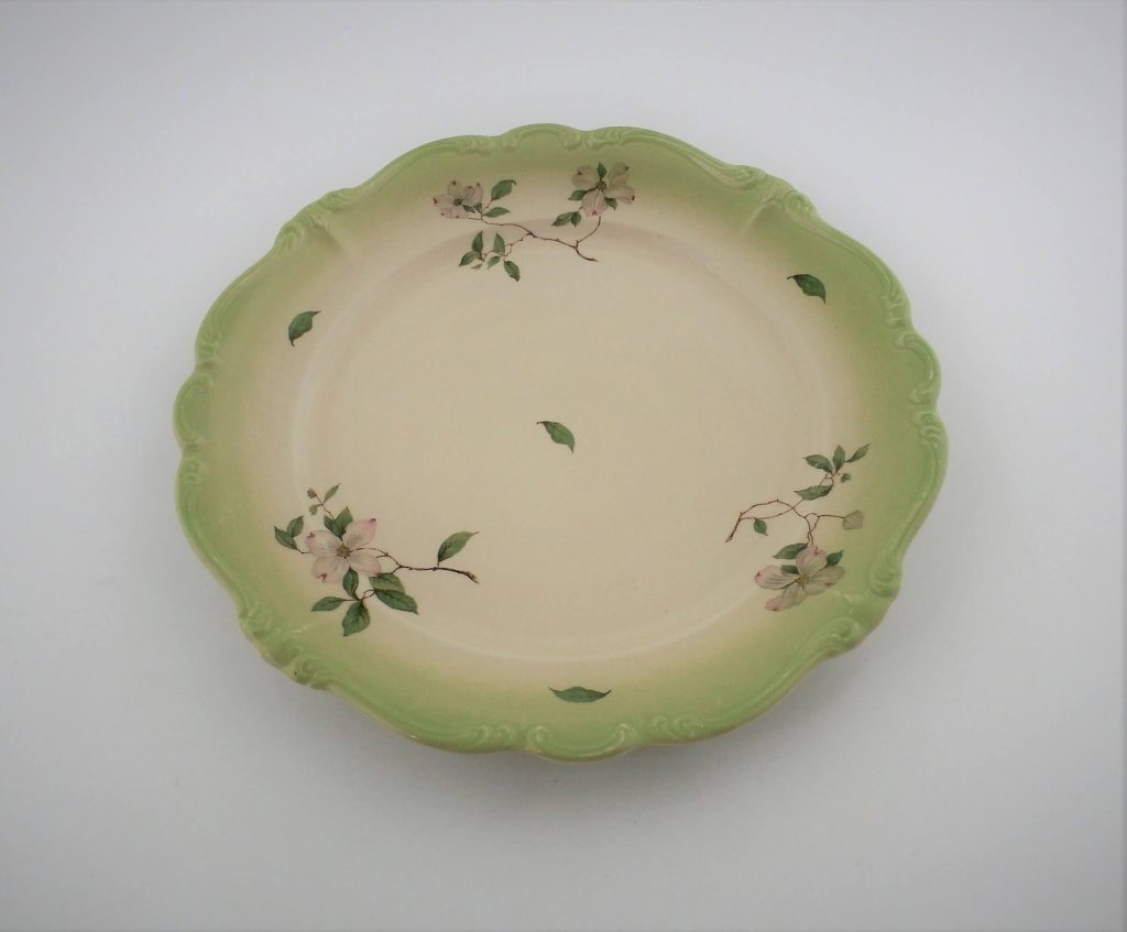 ozdobny talerz porcelanowy