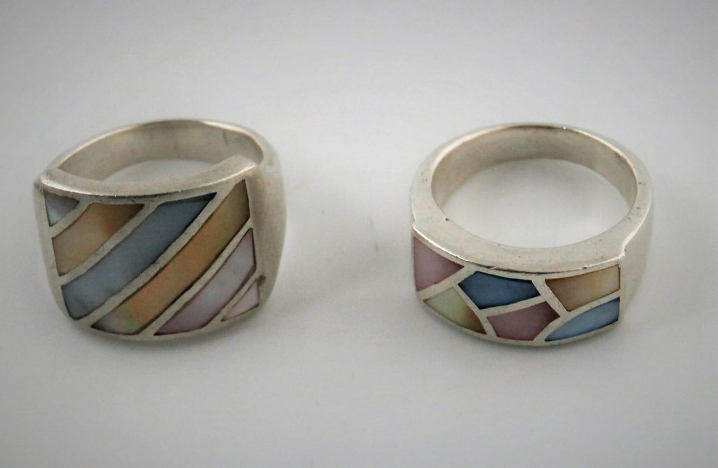 dwa ciekawe pierścionki z masą w kilku pastelowych kolorach