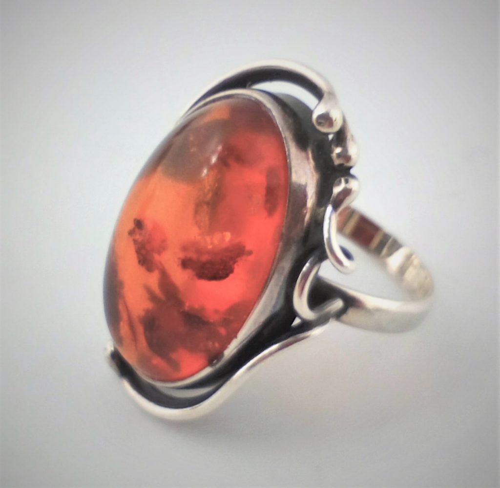 duży srebrny pierścionek z bursztynem