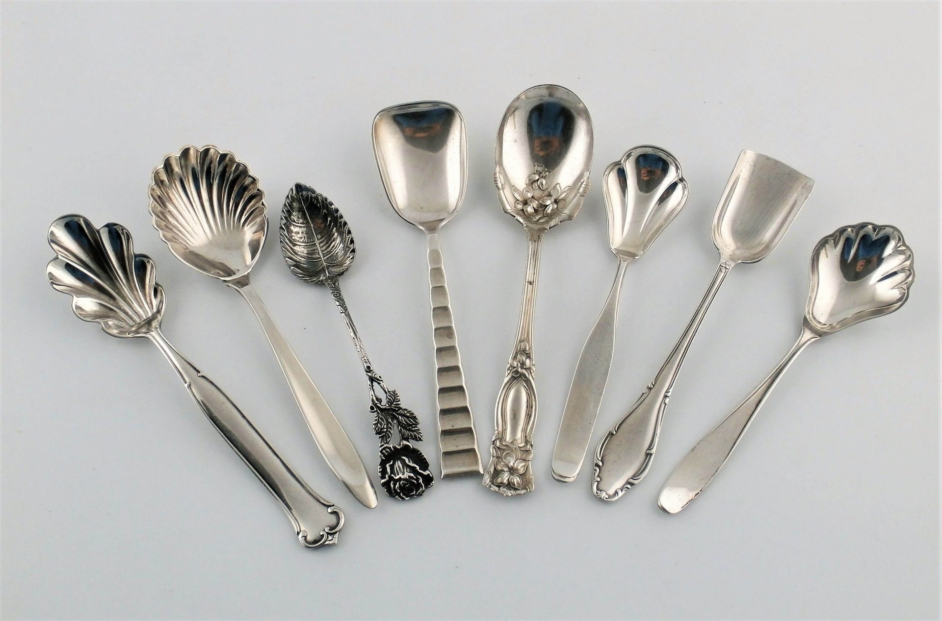 różne fasony starych łyżeczek do cukru