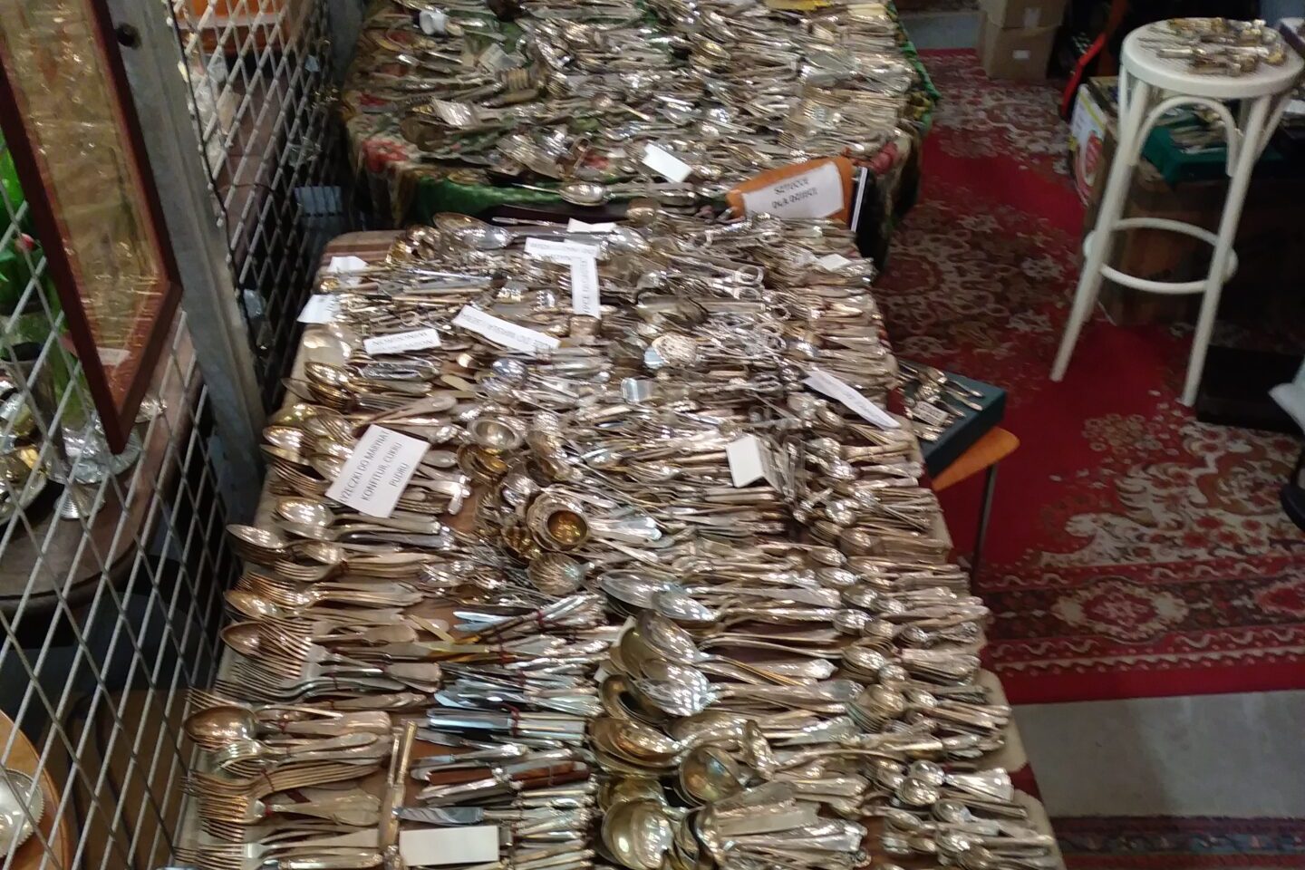 antyki - stół ze sztućcami na Warszawskich Targach Antyków stanowiska 51-53