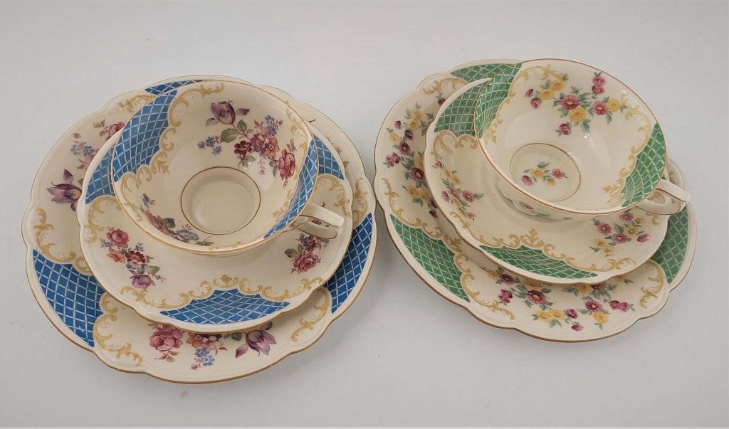 dwie filiżanki porcelanowe