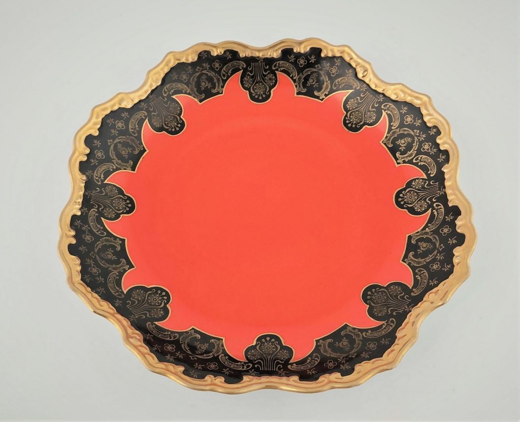 talerz porcelanowy czerwony z czerenią i złotem