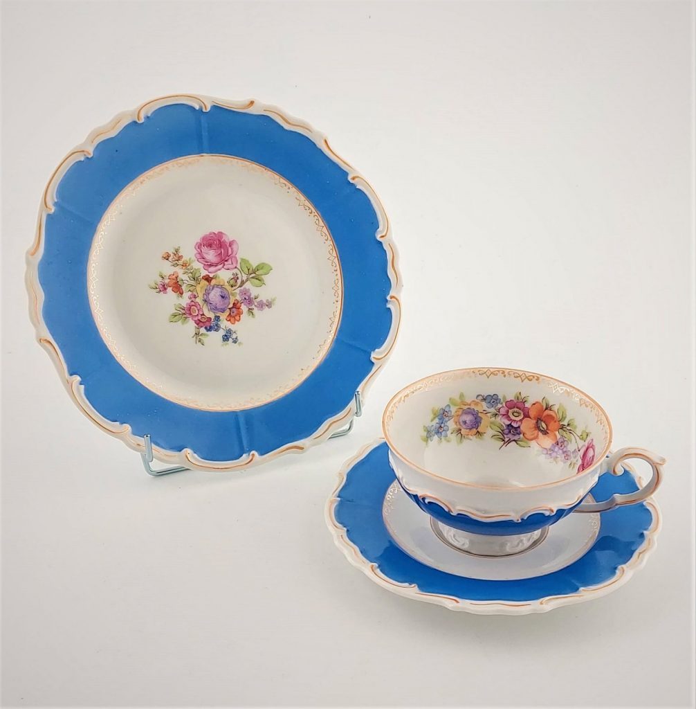 filiżanka trio z kwiatami i niebieskim pasem