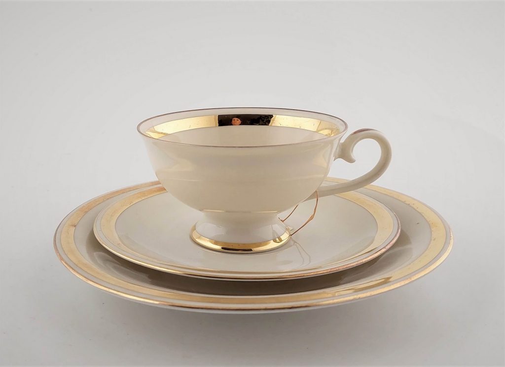 filiżanka trio ecru ze złotym paskiem