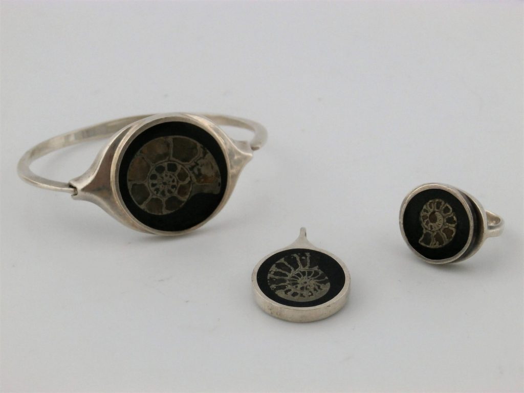 komplet srebrnej biżuterii z amonitem: bransoletka, zawieszka i pierścionek