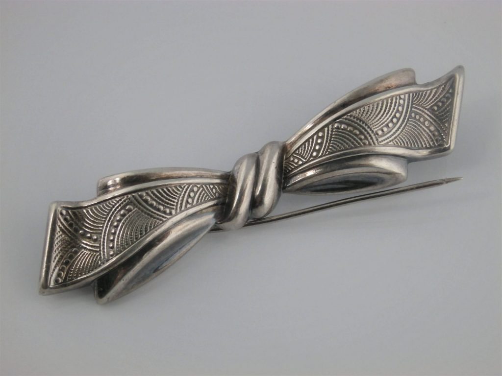 broszka srebrna w kształcie kokardy