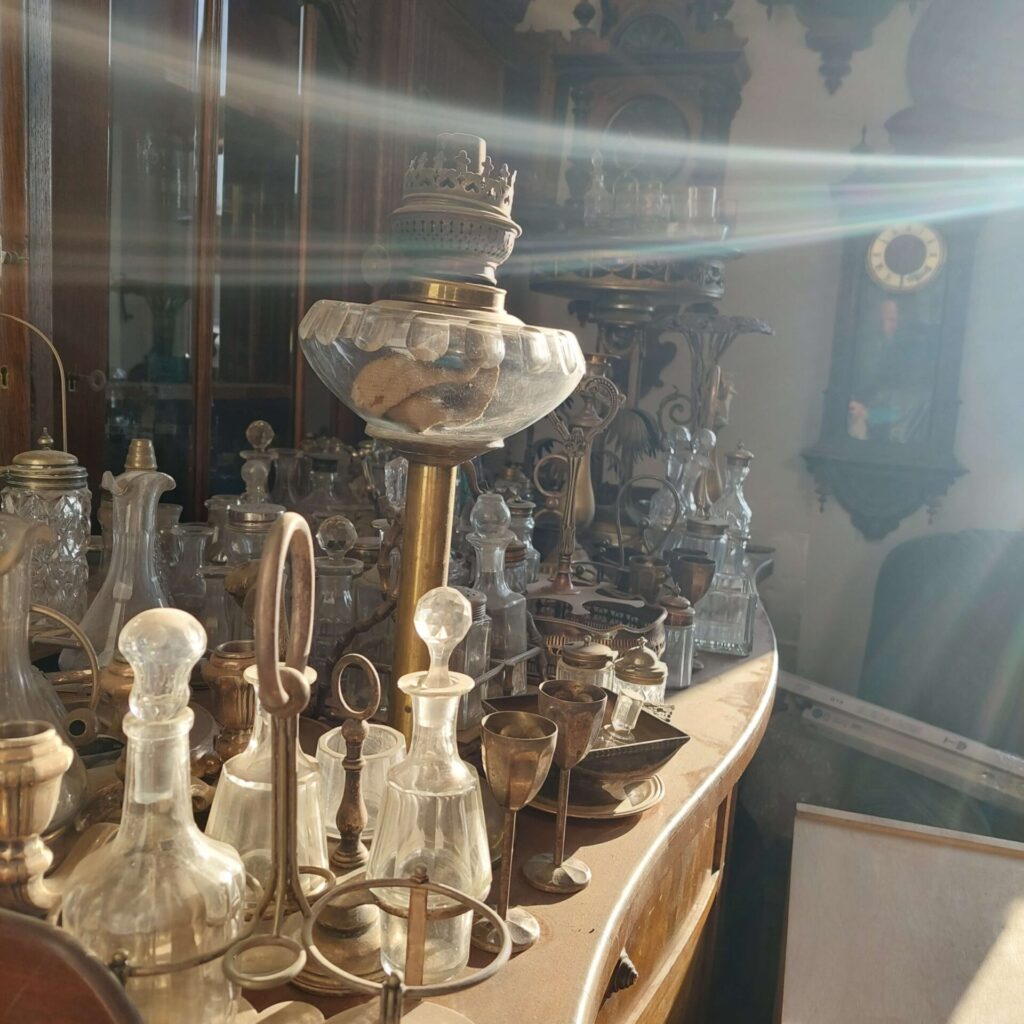 Szukamy brakujących części: niekompletne antyczne przedmioty w pracowni renowacji Dessa Antyki Olsztyn