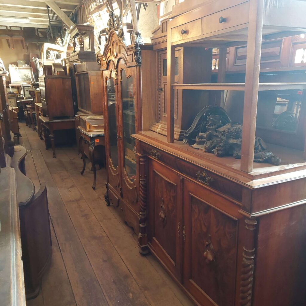 Antyczne meble w Magazynie Wystawowym Dessa Antyki Olsztyn: komoda, stolik, witryna