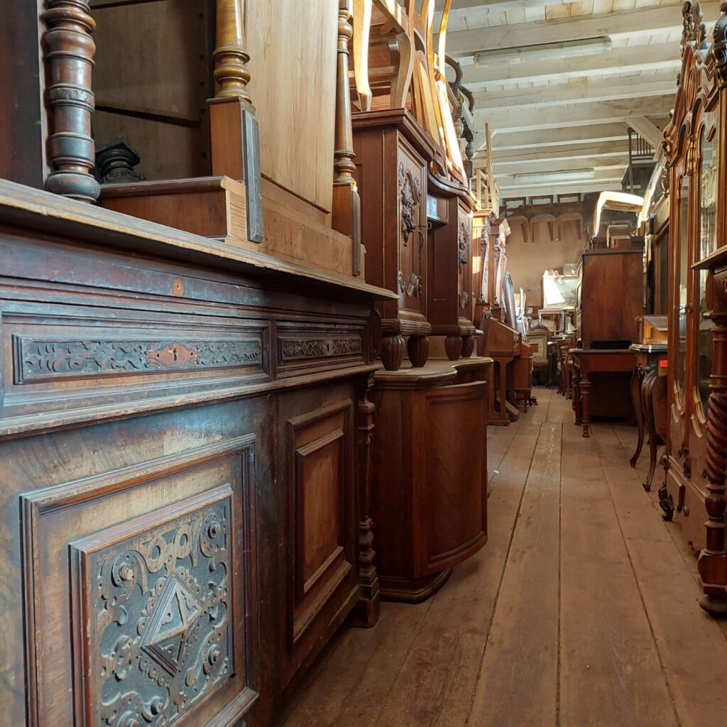 Antyczne meble w Magazynie Wystawowym Dessa Antyki Olsztyn: stare kredensy