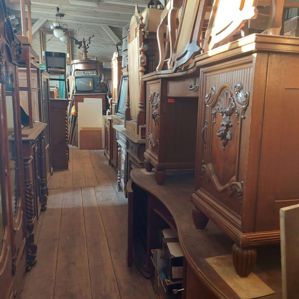 Antyczne meble w Magazynie Wystawowym Dessa Antyki Olsztyn: biurko