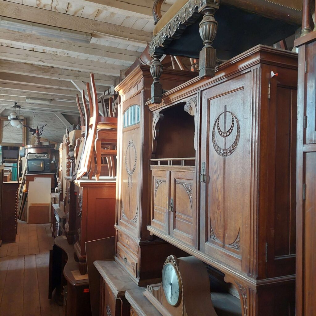 Antyczne meble w Magazynie Wystawowym Dessa Antyki Olsztyn: kredens secesyjny