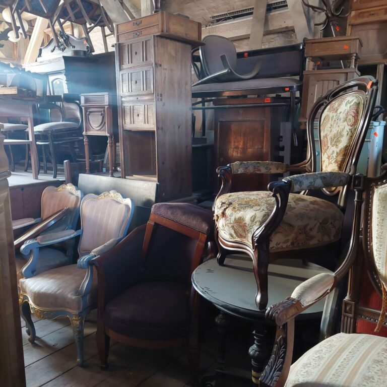 Antyczne meble w Magazynie Wystawowym Dessa Antyki Olsztyn: fotele