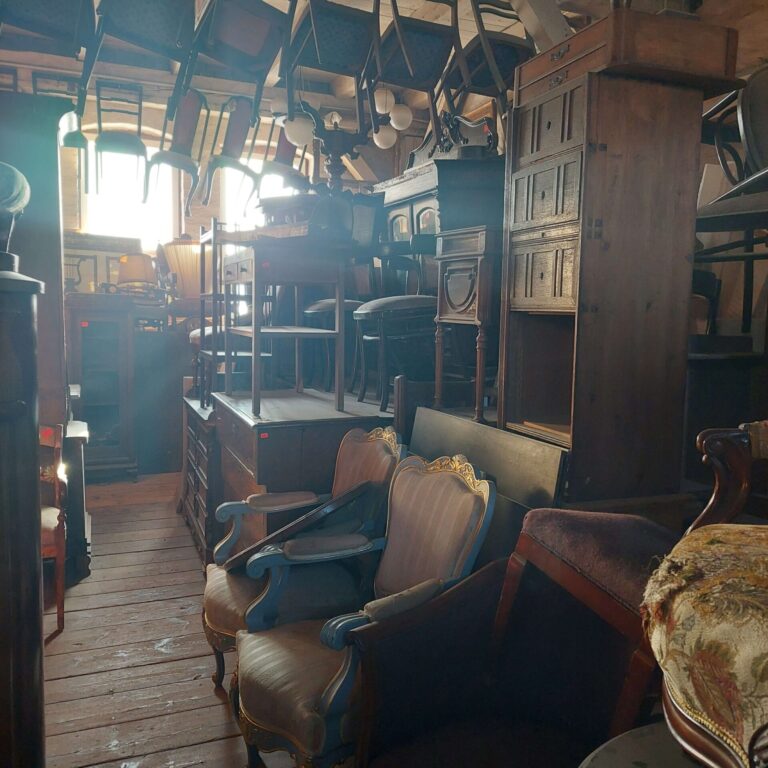 Antyczne meble w Magazynie Wystawowym Dessa Antyki Olsztyn: szafka, fotel, krzesło