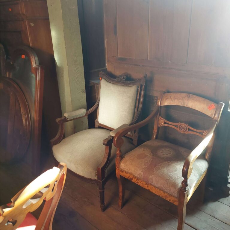 Antyczne meble w Magazynie Wystawowym Dessa Antyki Olsztyn: fotele