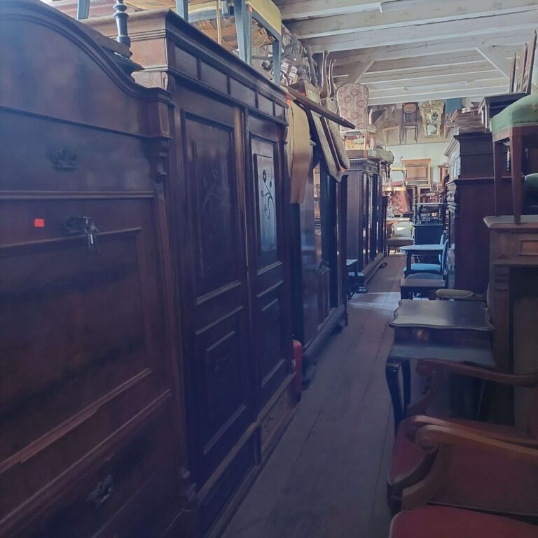 Antyczne meble w Magazynie Wystawowym Dessa Antyki Olsztyn: sekretera. szafa secesyjna