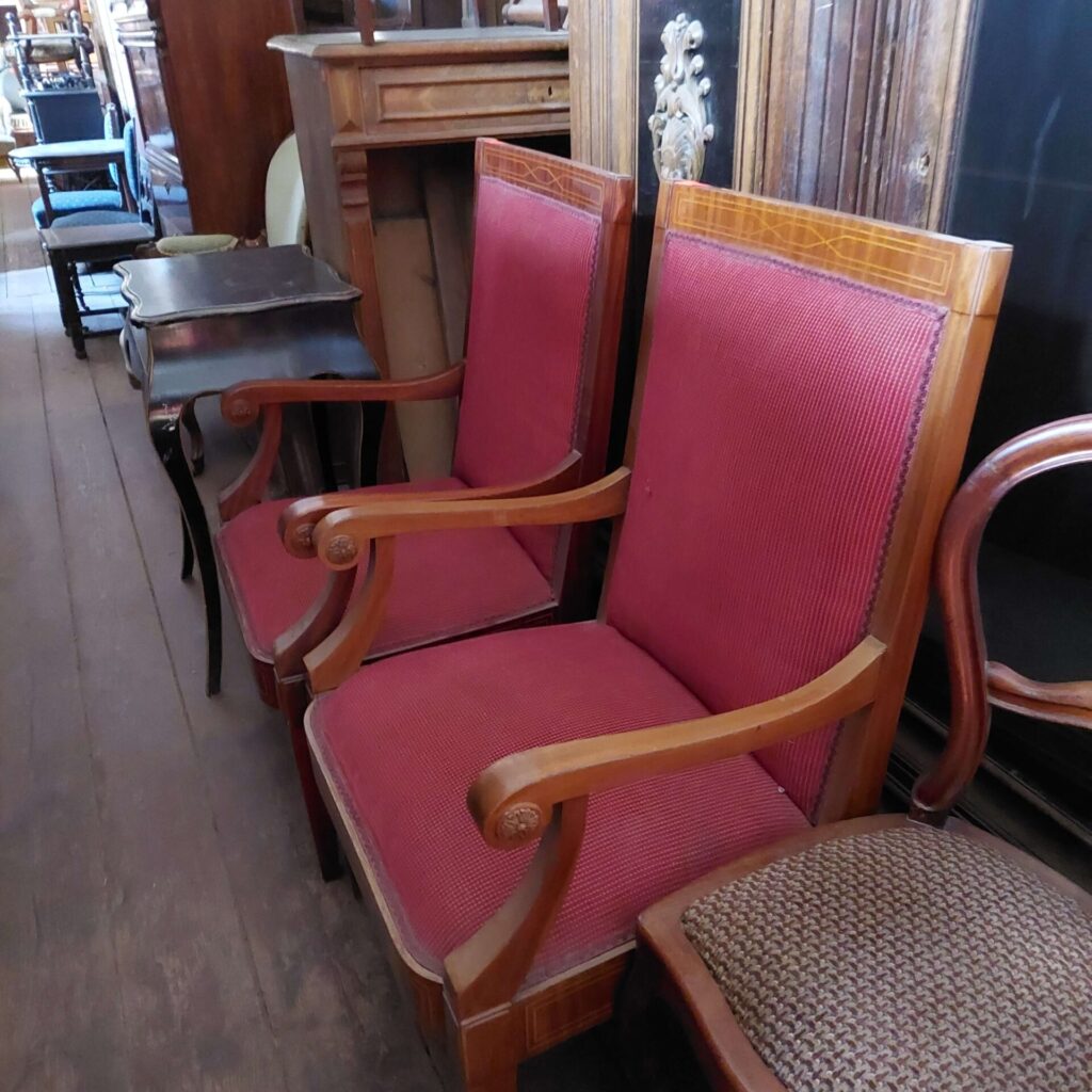 Antyczne meble w Magazynie Wystawowym Dessa Antyki Olsztyn: 2 fotele, krzesło ludwikowskie, bieliźniarka