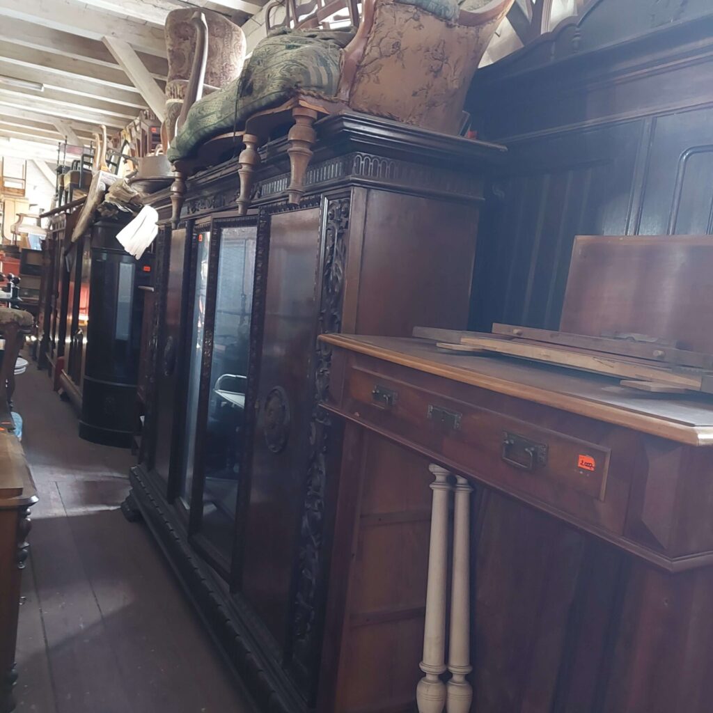 Antyczne meble w Magazynie Wystawowym Dessa Antyki Olsztyn: bieliżniarka, biblioteka, sofa