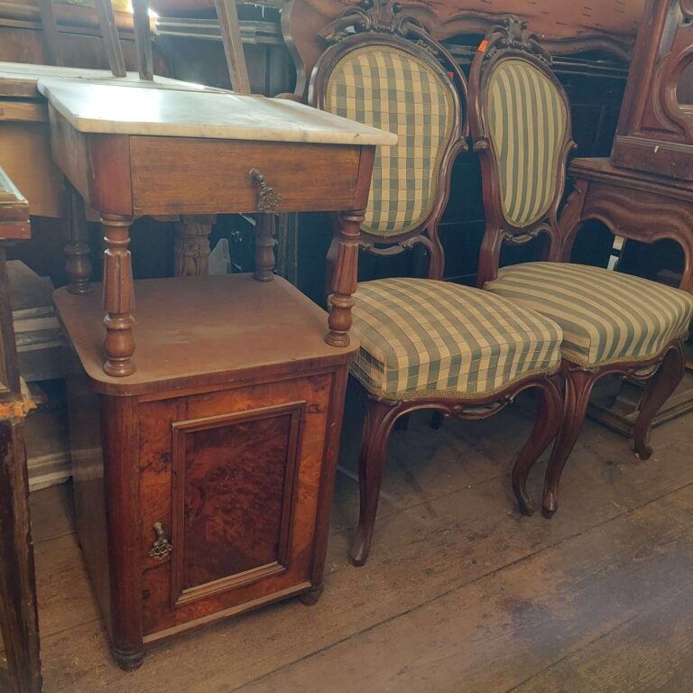 Antyczne meble w Magazynie Wystawowym Dessa Antyki Olsztyn: szafka nocna, krzesła ludwikowskie