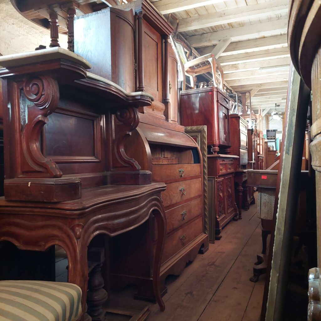 Antyczne meble w Magazynie Wystawowym Dessa Antyki Olsztyn: stolik karciak, konsolka, sekretera