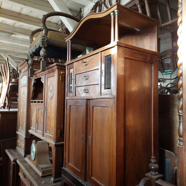 Antyczne meble w Magazynie Wystawowym Dessa Antyki Olsztyn: kabinet secesja wiedeńska, kredens secesyjny